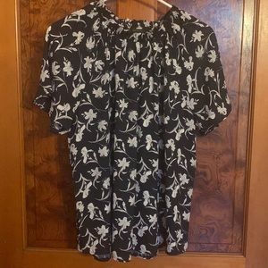 NWOT Ann Taylor short sleeve blouse, navy, white and gray floral. Size medium